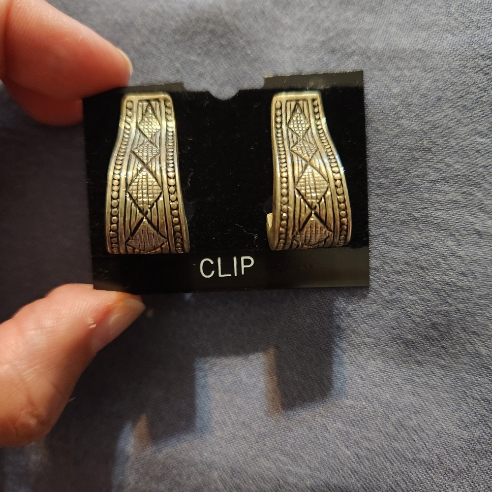 Vintage 1970s Clip-On Earrings - Picture 4 of 10